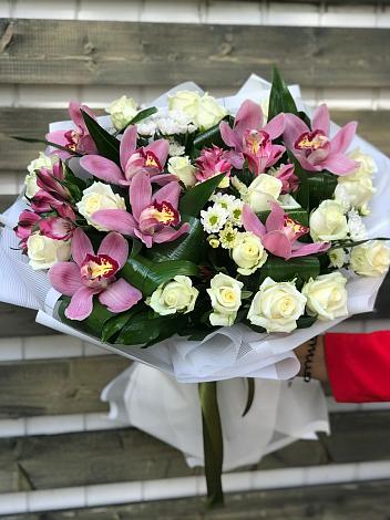 Букет цветов из: Розы и Хризантемы в Раздолье Новгородская область